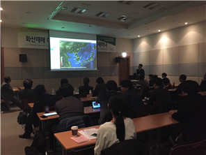그림입니다.
원본 그림의 이름: 화산시연.JPG
원본 그림의 크기: 가로 3264pixel, 세로 2448pixel
사진 찍은 날짜: 2016년 11월 16일 오후 2:51