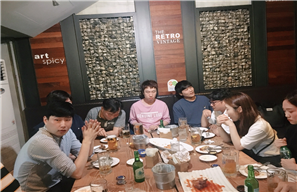 그림입니다. 원본 그림의 이름: 교류친목_치킨파티.jpg 원본 그림의 크기: 가로 1440pixel, 세로 1080pixel 색 대표 : sRGB